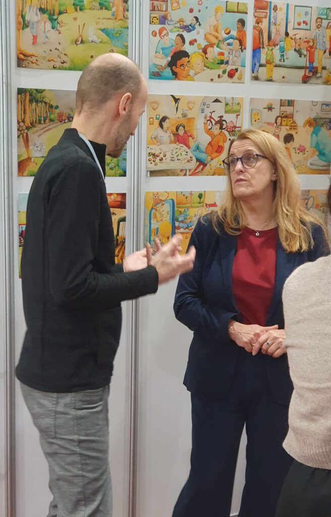 Staatssekretärin Königsberger-Ludwig am Messestand von www.konsumentenfragen.at im Gespräch mit einem Mitarbeiter der SCHULDNERHILFE OÖ