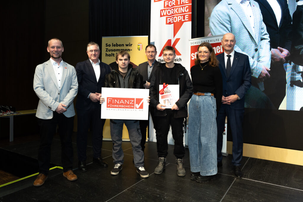 Ehrengäste gemeinsam mit Teilnehmer:innen bei der Überreichung der Zertifikate auf der Bühne (Foto: Land OÖ/Andreas Krenn)