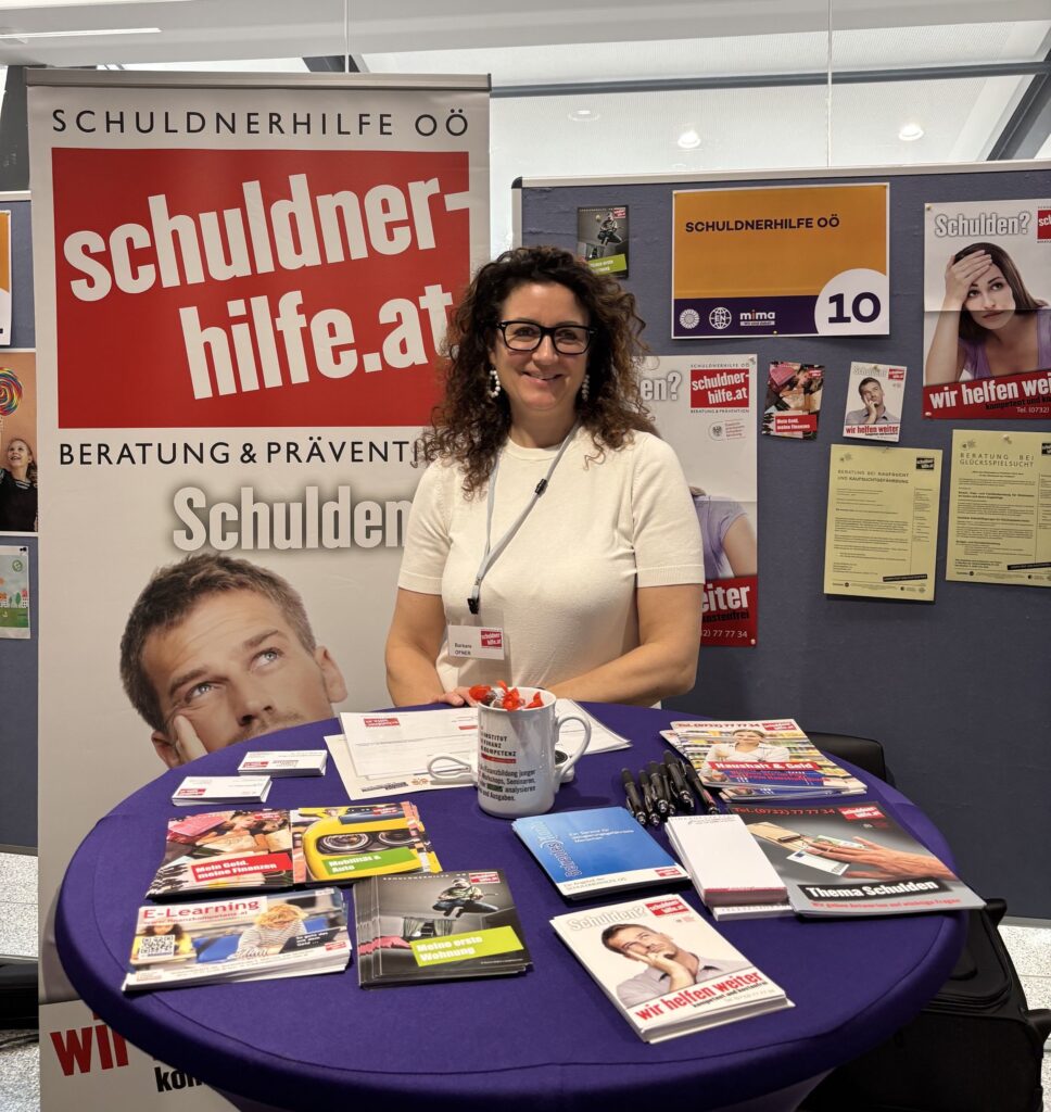 Barbara Ofner am Messestand der SCHULDNERHILFE OÖ