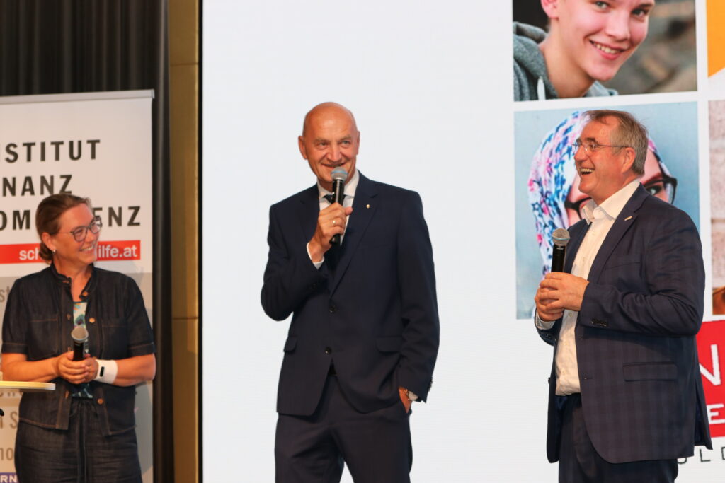 Ehrengäste beim Talk auf der Bühne, von links nach rechts: Ulrike Weiß (AK OÖ), LR Christian Dörfel, Schulqualitätsmanager Manfred Schörghuber